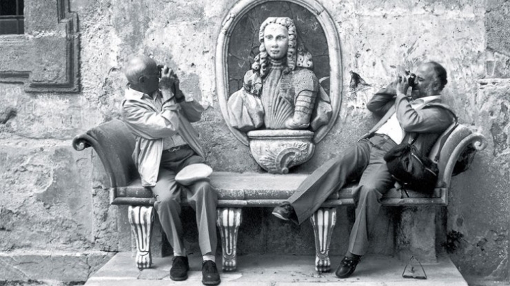 Sicilia. Paese di Bagheria. Il fotografo francese Henri Cartier-Bresson (sinistra) e il fotografo italiano Ferdinando Scianna.